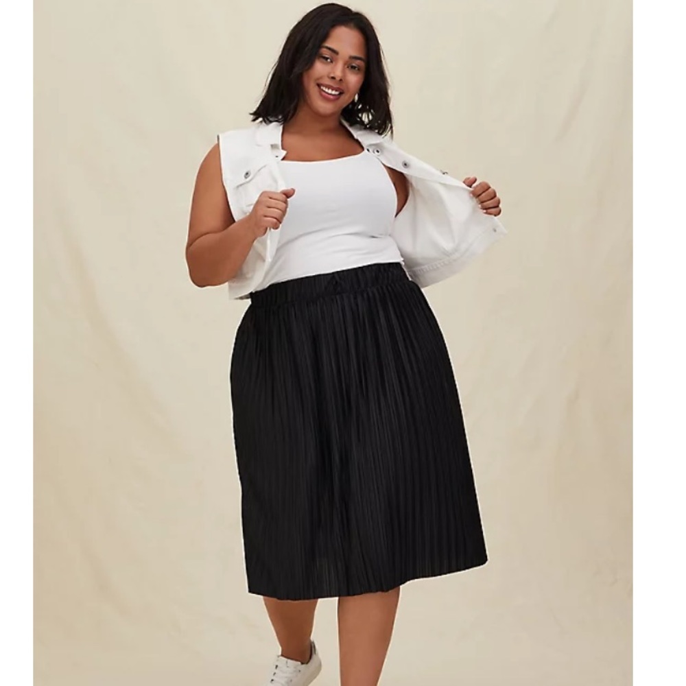 NWT 0X 3X Torrid black pleated midi skirt